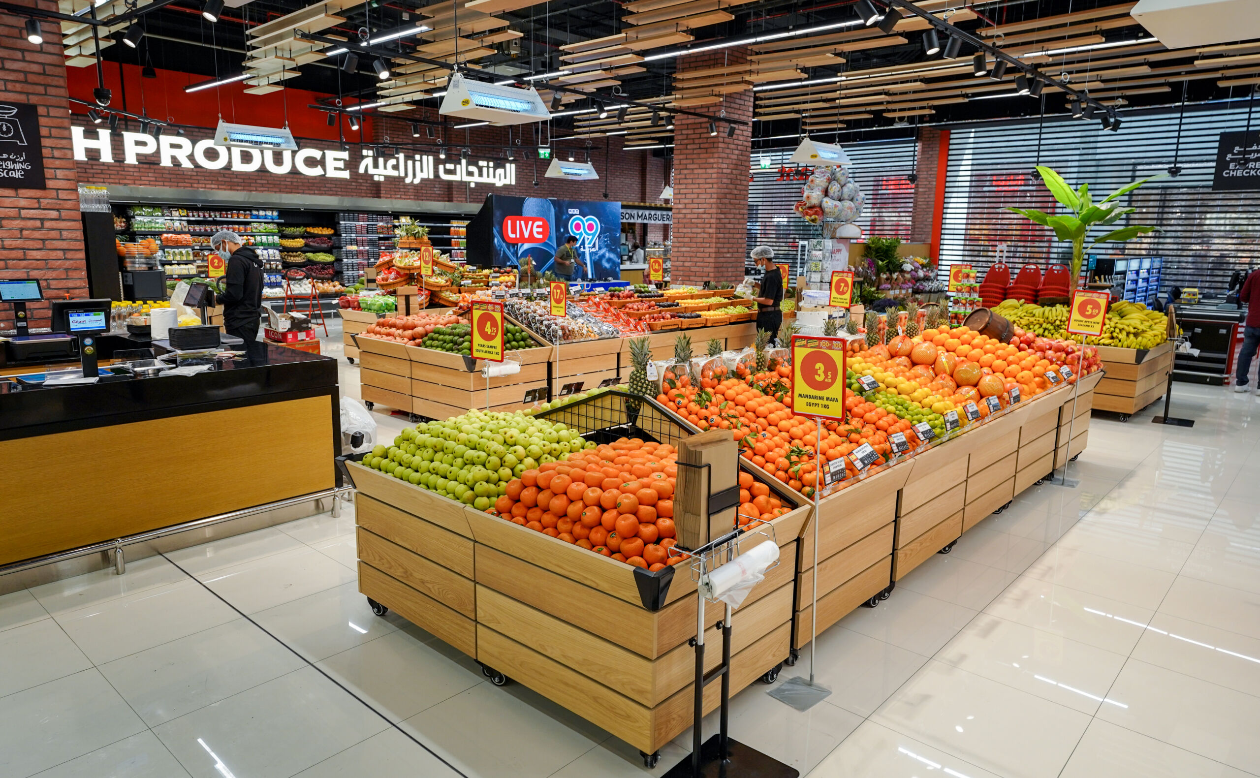 What grocery stores are in Jumeirah Golf Estates?